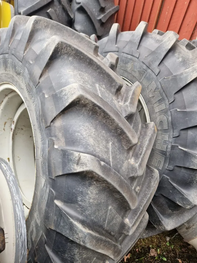 Paripyöräsarja 20.8x38 ja 16.9x28 / Michelin renkailla ja Valtra vanteilla