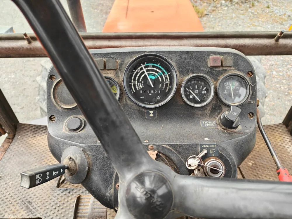 Zetor 7245 - neliveto traktori / Katso video!