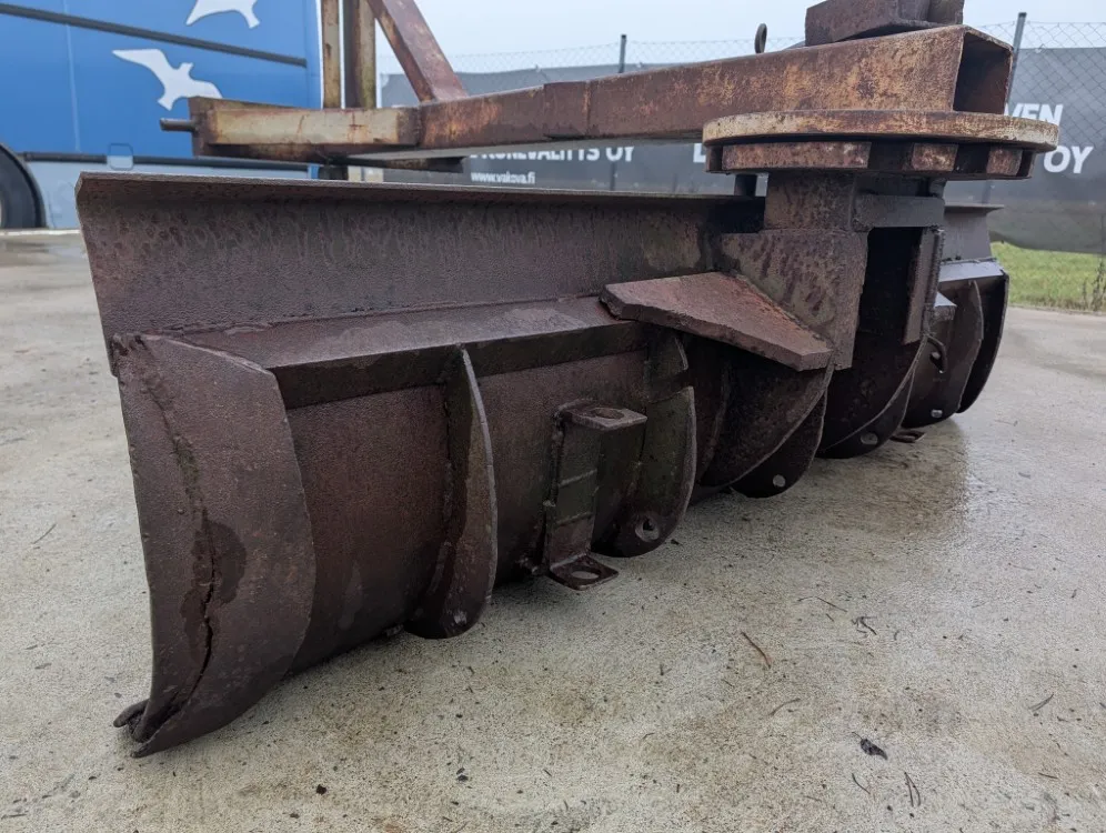 Perälevy 184cm ympäripyörivä / Pierempään traktoriin