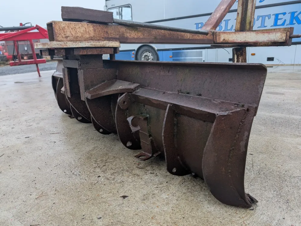 Perälevy 184cm ympäripyörivä / Pierempään traktoriin