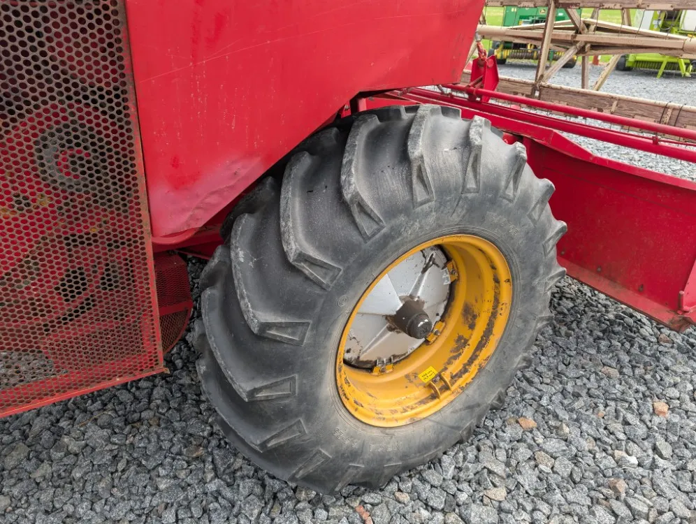 Massey Ferguson 430 leikkuupuimuri / Hytillinen / Katso video!
