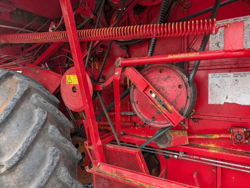 Massey Ferguson 430 leikkuupuimuri / Hytillinen / Katso video!