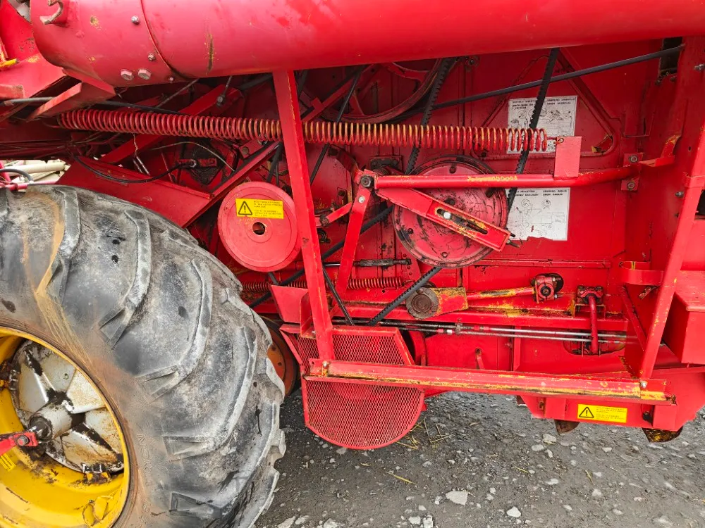 Massey Ferguson 430 leikkuupuimuri / Hytillinen - Katso video!