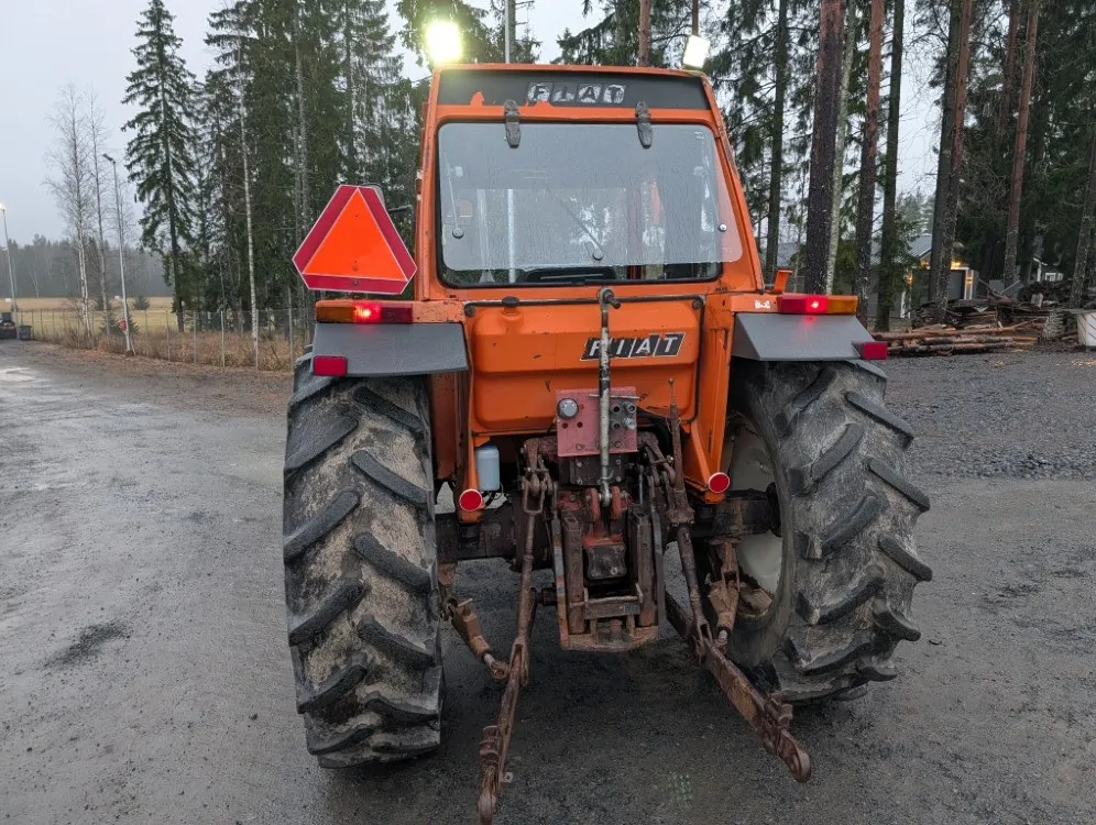 Fiat 780DT neliveto / Traktori led-työvaloilla - Katso video