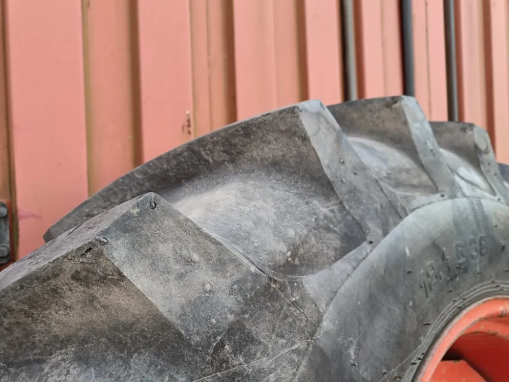 Fendt Farmer renkaat 18.4R38 / Vanteineen - Hyväkuntoiset