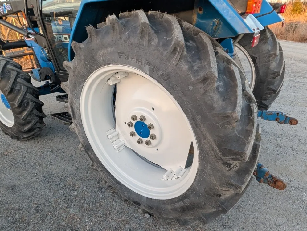 Ford 4830 traktori - neliveto / Trima etukuormaajalla - Katso video!