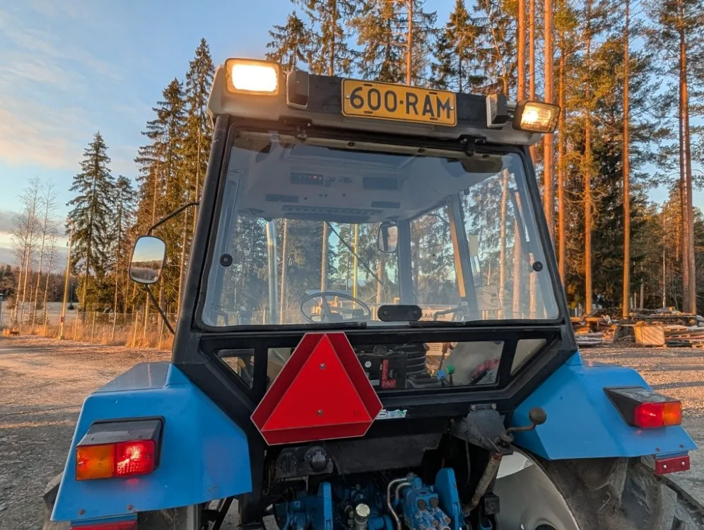 Ford 4830 traktori - neliveto / Trima etukuormaajalla - Katso video!