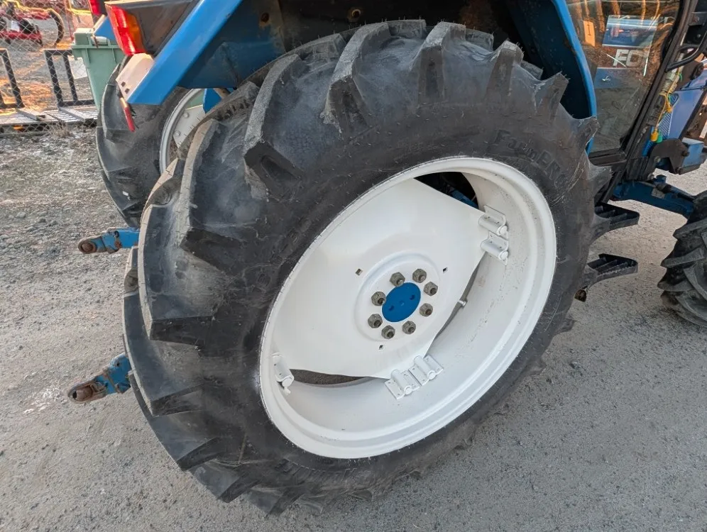 Ford 4830 traktori - neliveto / Trima etukuormaajalla - Katso video!