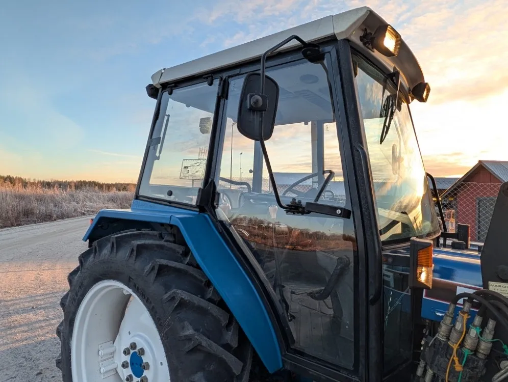 Ford 4830 traktori - neliveto / Trima etukuormaajalla - Katso video!