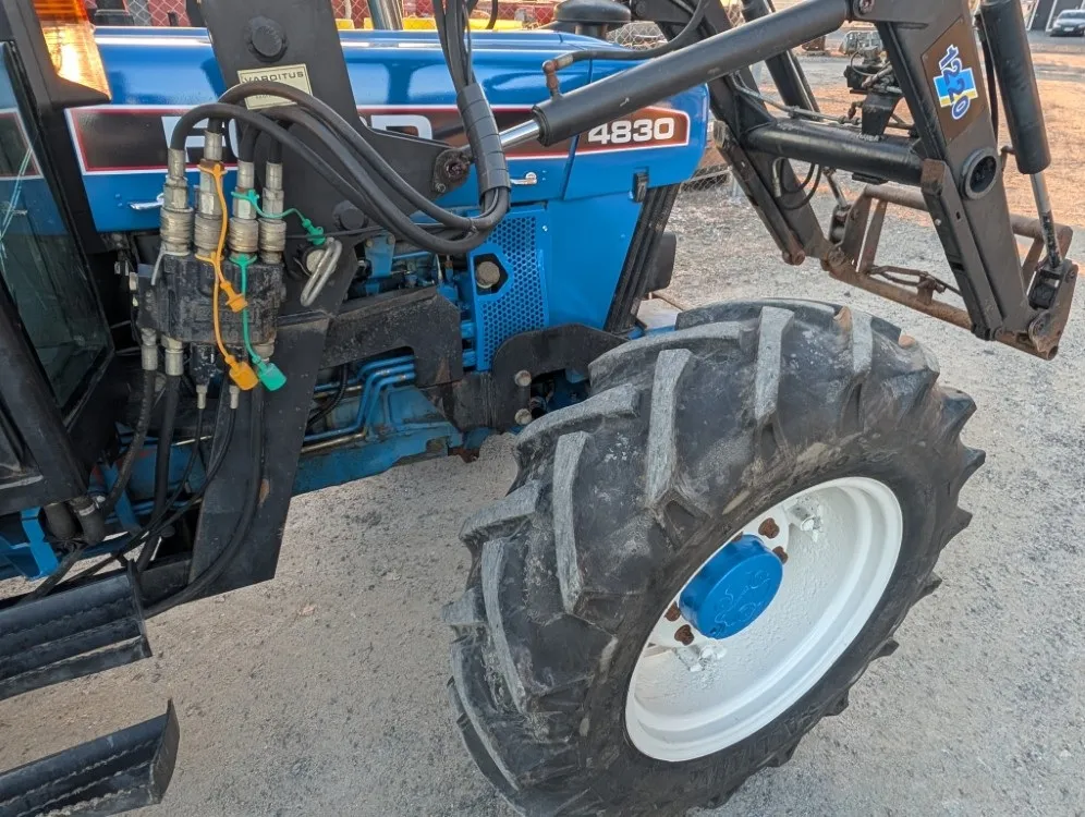Ford 4830 traktori - neliveto / Trima etukuormaajalla - Katso video!