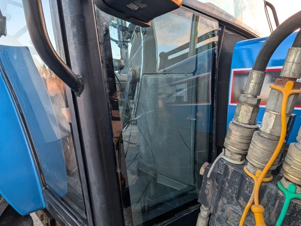 Ford 4830 traktori - neliveto / Trima etukuormaajalla - Katso video!