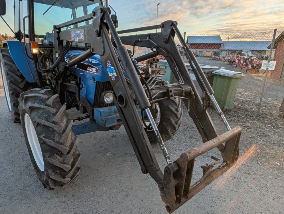 Ford 4830 traktori - neliveto / Trima etukuormaajalla - Katso video!