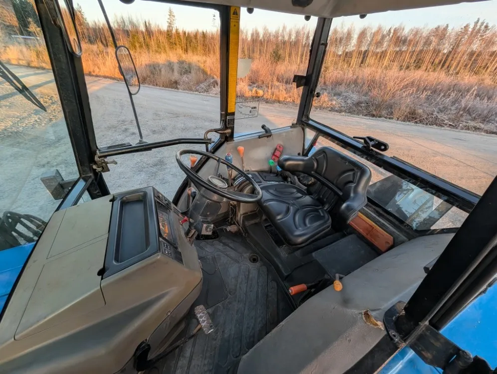 Ford 4830 traktori - neliveto / Trima etukuormaajalla - Katso video!