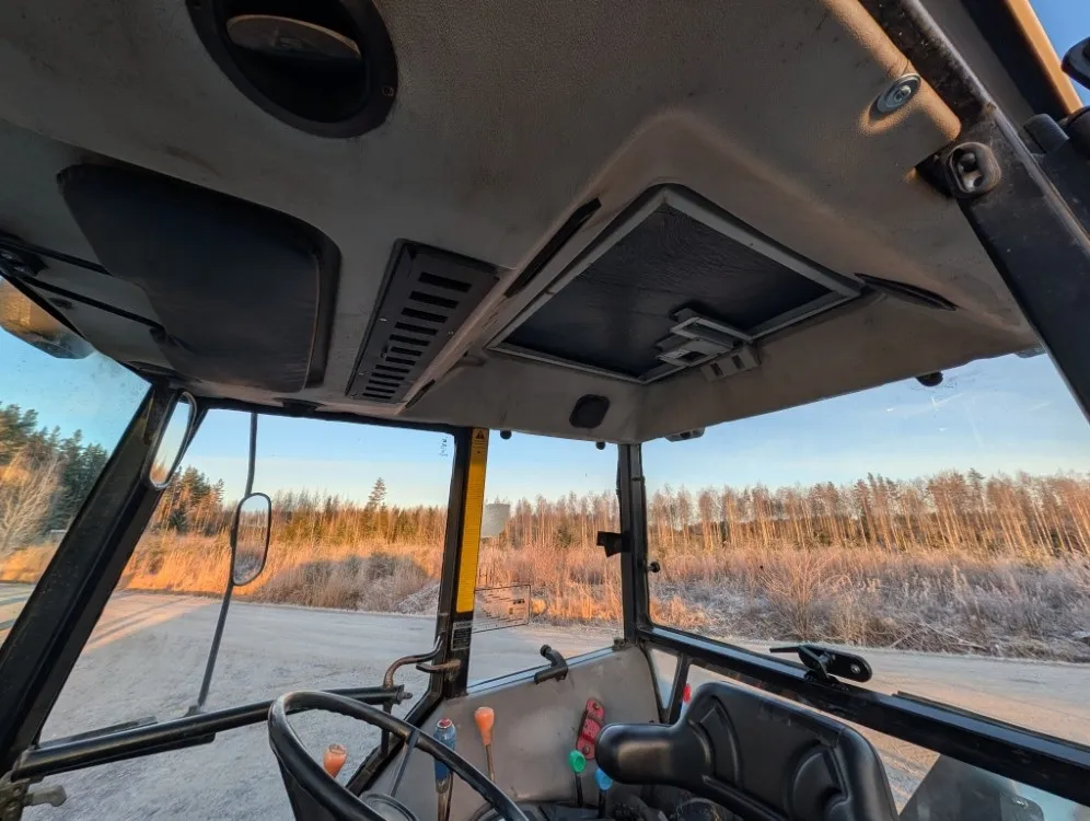 Ford 4830 traktori - neliveto / Trima etukuormaajalla - Katso video!