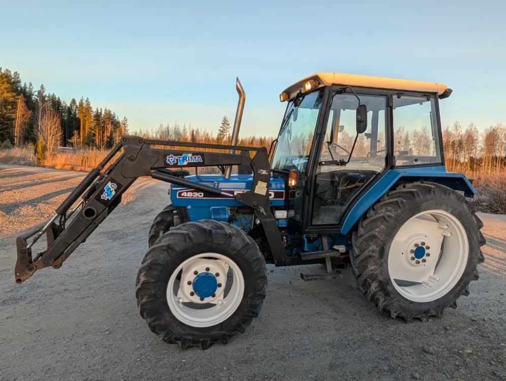 Ford 4830 traktori - neliveto / Trima etukuormaajalla - Katso video!