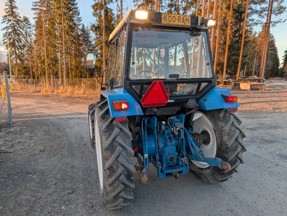 Ford 4830 traktori - neliveto / Trima etukuormaajalla - Katso video!