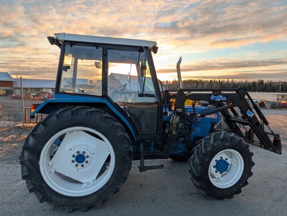 Ford 4830 traktori - neliveto / Trima etukuormaajalla - Katso video!