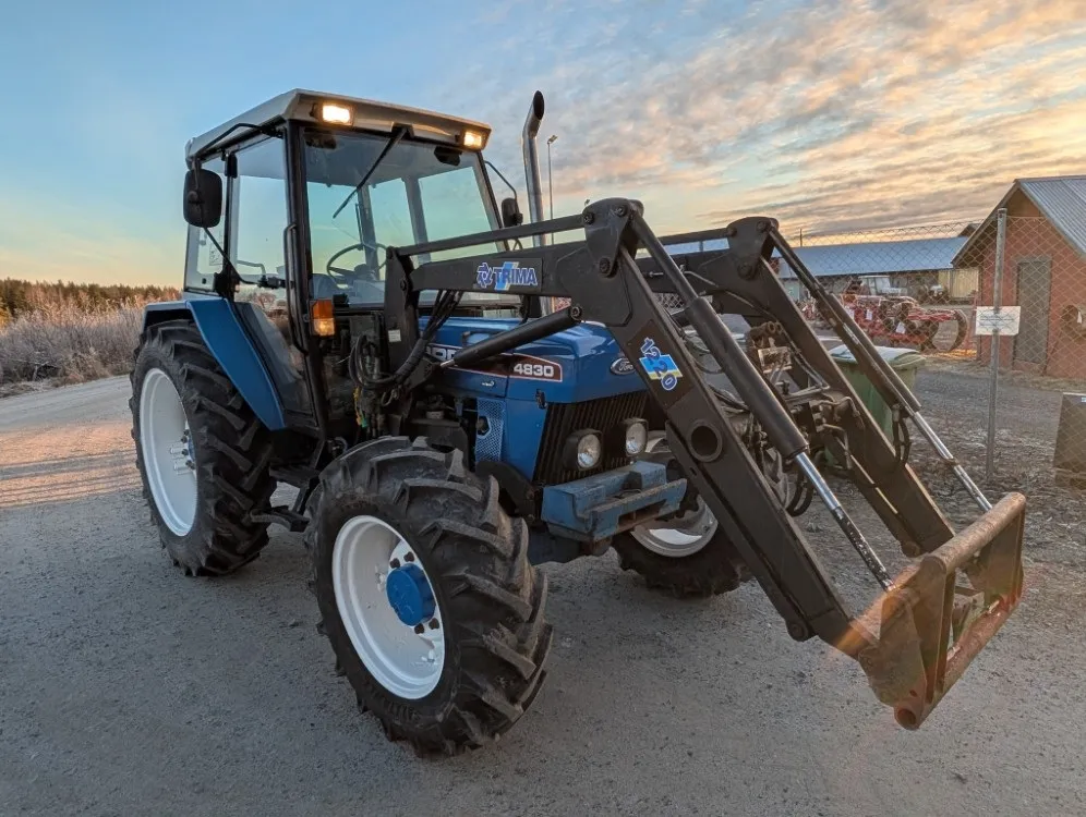 Ford 4830 traktori - neliveto / Trima etukuormaajalla - Katso video!