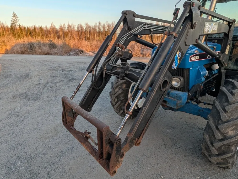Ford 4830 traktori - neliveto / Trima etukuormaajalla - Katso video!