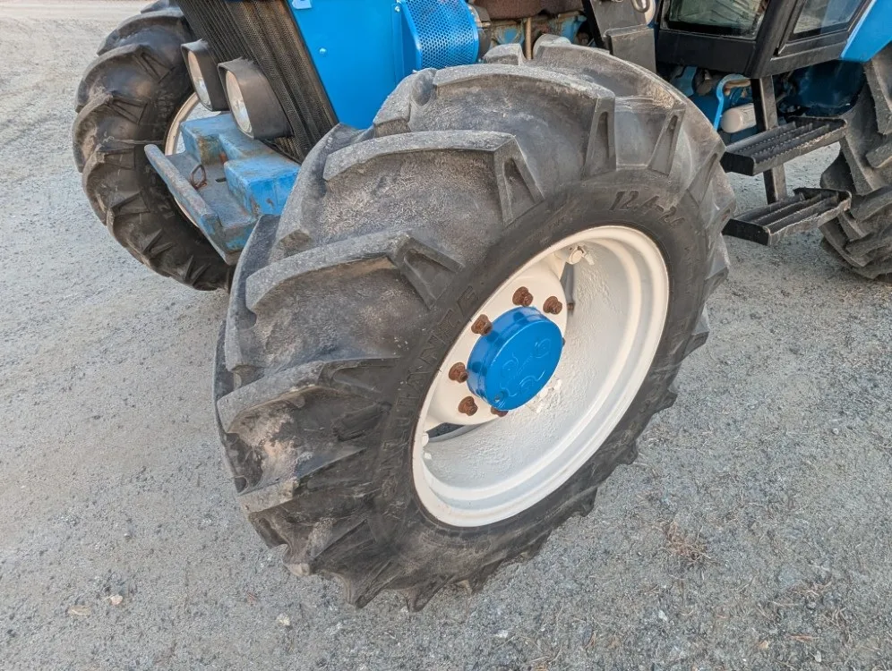 Ford 4830 traktori - neliveto / Trima etukuormaajalla - Katso video!