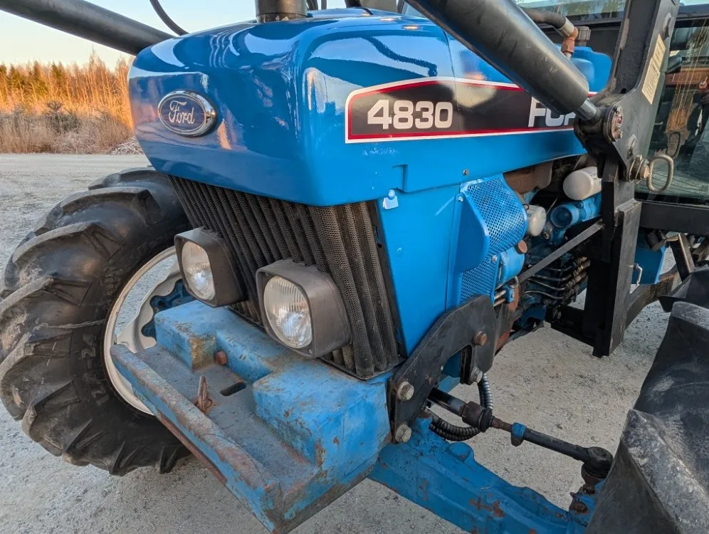 Ford 4830 traktori - neliveto / Trima etukuormaajalla - Katso video!