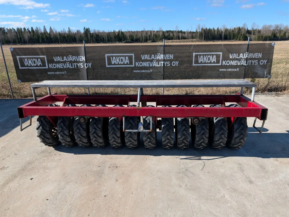 Kumipyöräpakkeri 300 cm / Kelluva, vahvalla rungolla