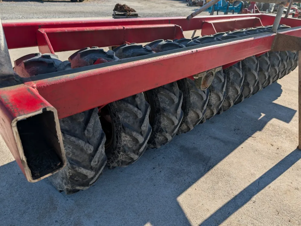 Kumipyöräpakkeri 300 cm / Kelluva, vahvalla rungolla