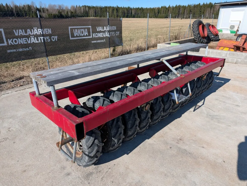 Kumipyöräpakkeri 300 cm / Kelluva, vahvalla rungolla