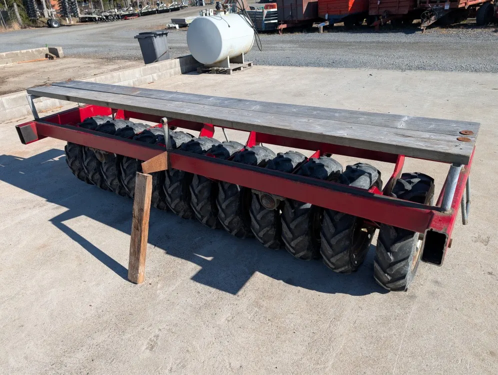 Kumipyöräpakkeri 300 cm / Kelluva, vahvalla rungolla
