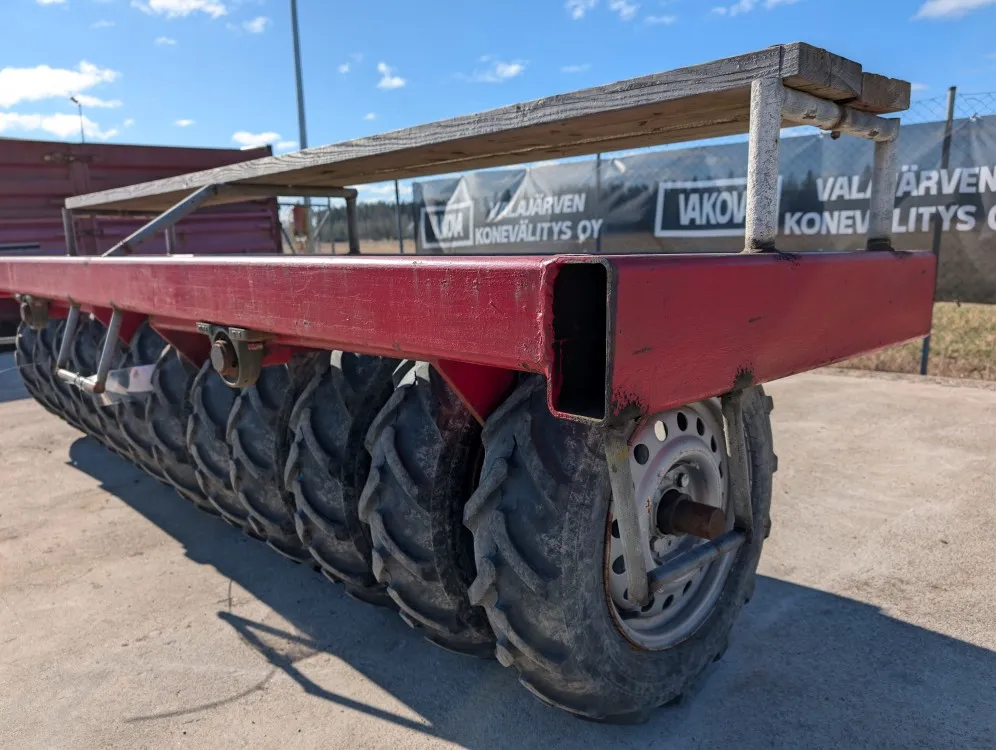 Kumipyöräpakkeri 300 cm / Kelluva, vahvalla rungolla