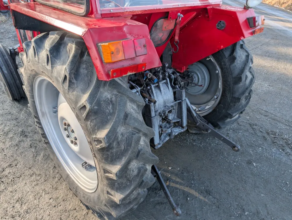 Massey Ferguson 240 traktori / Näppärä pikkutraktori - Katso video!