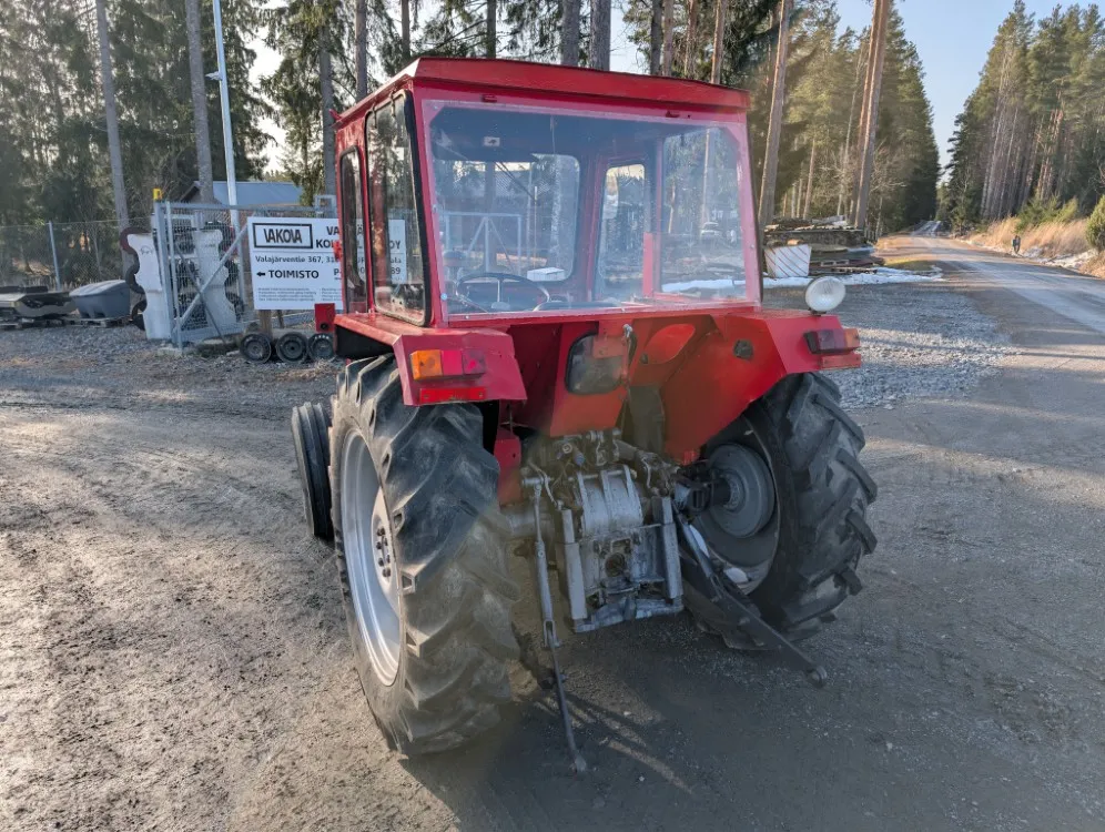 Massey Ferguson 240 traktori / Näppärä pikkutraktori - Katso video!