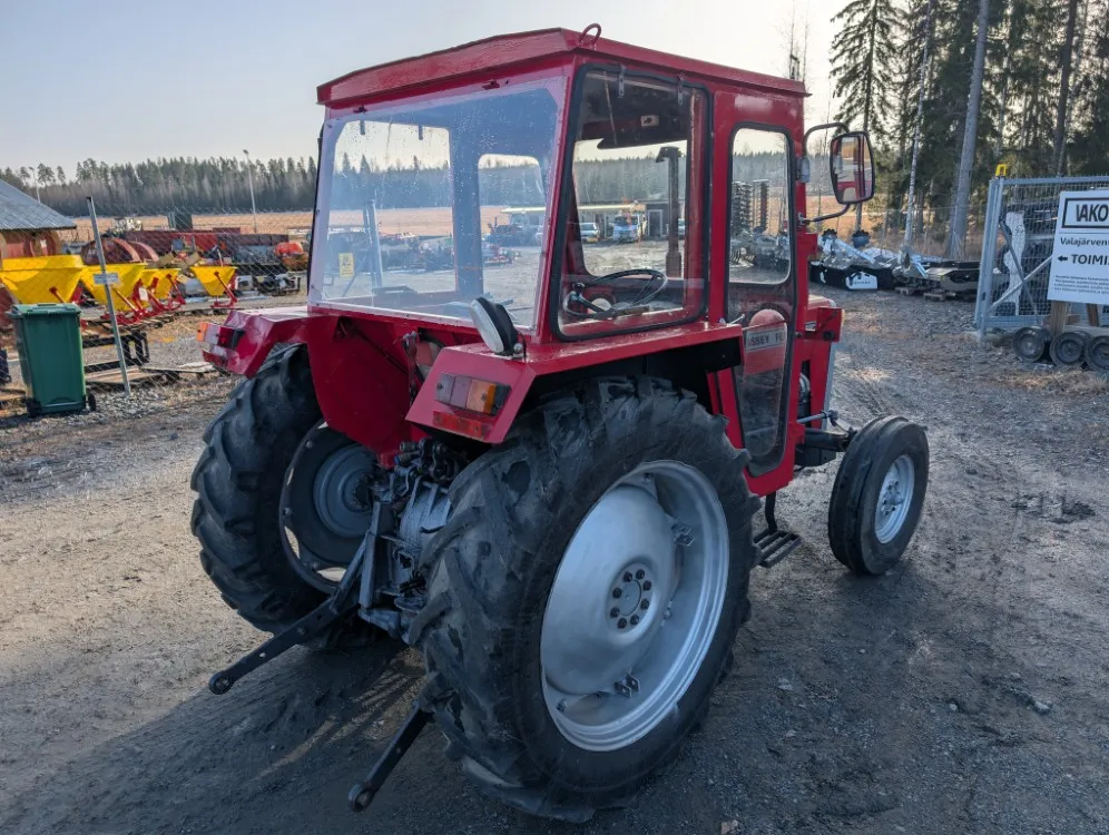 Massey Ferguson 240 traktori / Näppärä pikkutraktori - Katso video!