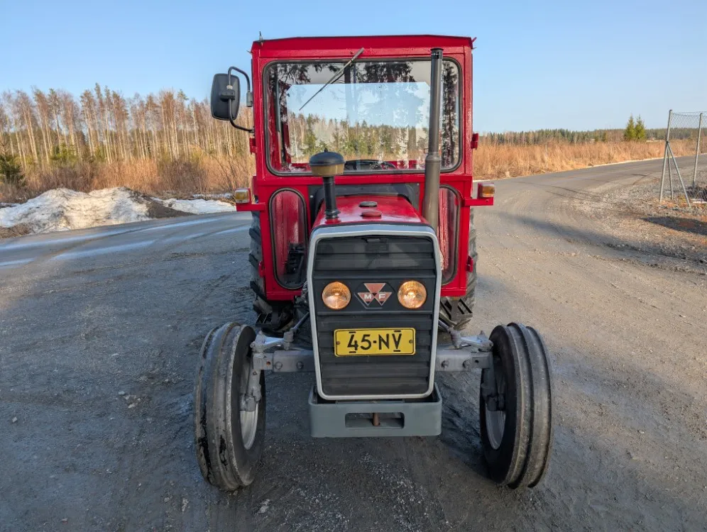 Massey Ferguson 240 traktori / Näppärä pikkutraktori - Katso video!