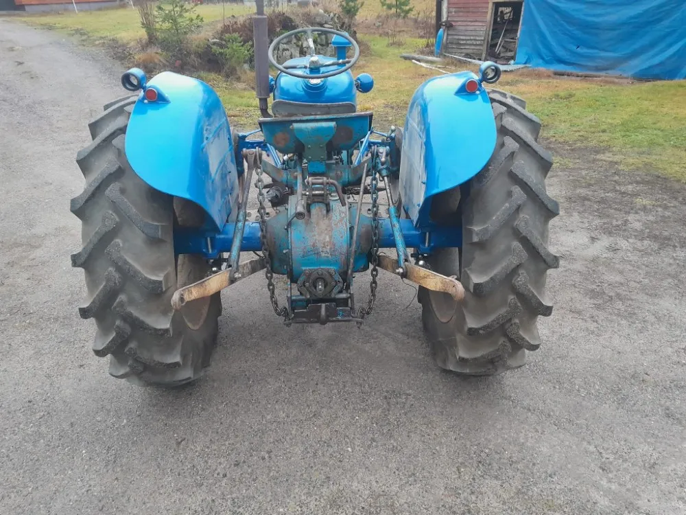 Fordson Dexta traktori / Näppärä pikkutraktori - Asiakkaan lukuun