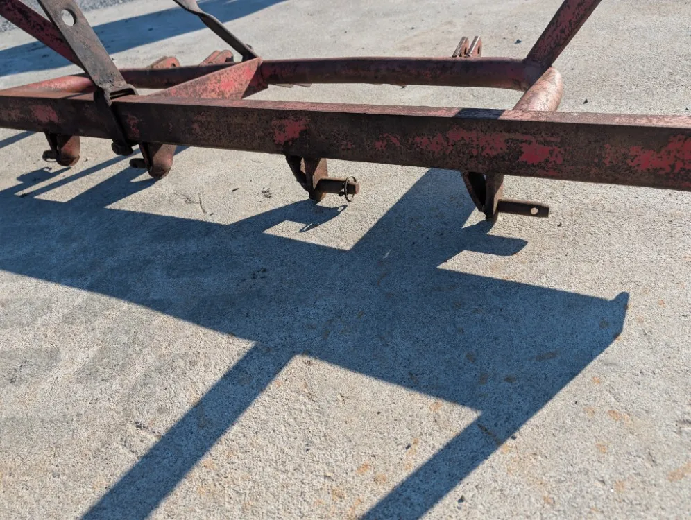 Syrjäkyntölaite traktoriin /