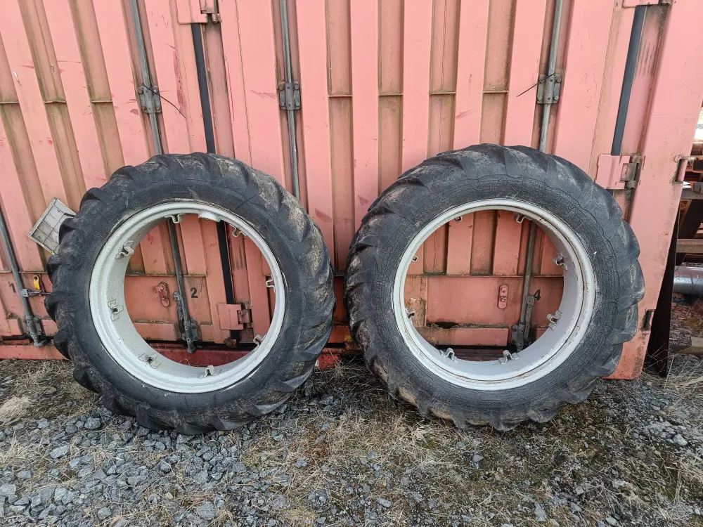 Traktorin renkaat 12.4x32 vannekehillä /