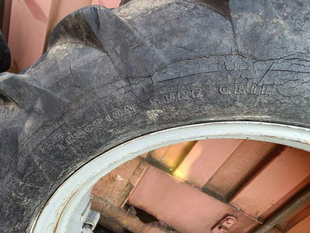 Traktorin renkaat 12.4x32 vannekehillä /