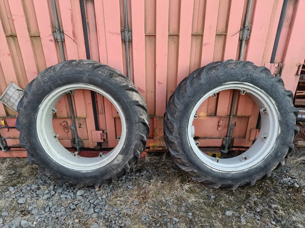 Traktorin renkaat 12.4x32 vannekehillä /