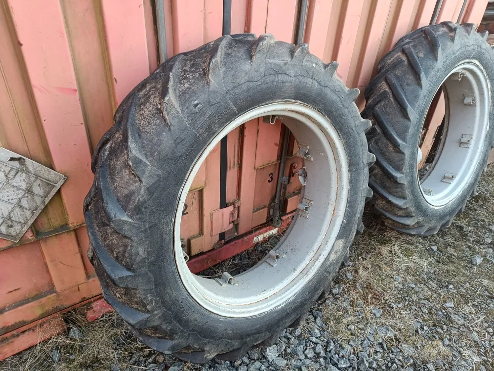 Traktorin renkaat 12.4x32 vannekehillä /