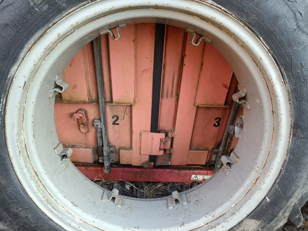 Traktorin renkaat 12.4x32 vannekehillä /