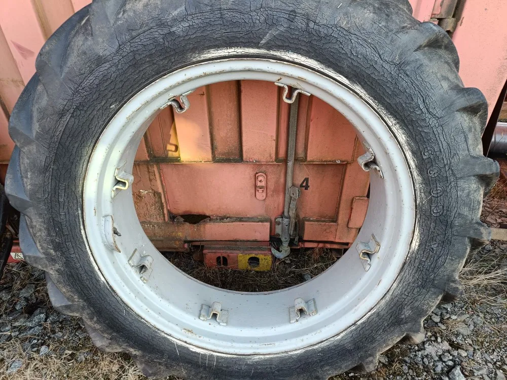 Traktorin renkaat 12.4x32 vannekehillä /