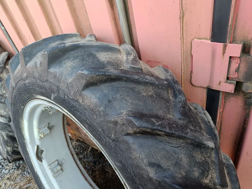 Traktorin renkaat 12.4x32 vannekehillä /