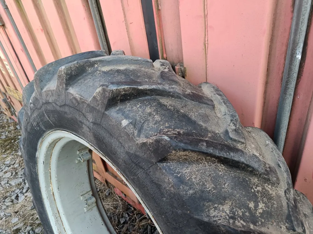 Traktorin renkaat 12.4x32 vannekehillä /