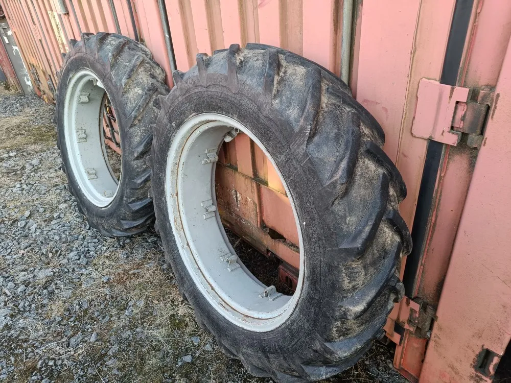 Traktorin renkaat 12.4x32 vannekehillä /