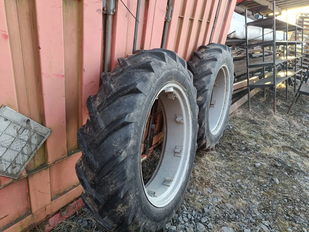 Traktorin renkaat 12.4x32 vannekehillä /
