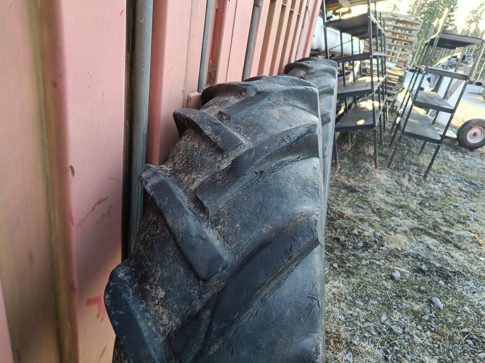 Traktorin renkaat 12.4x32 vannekehillä /