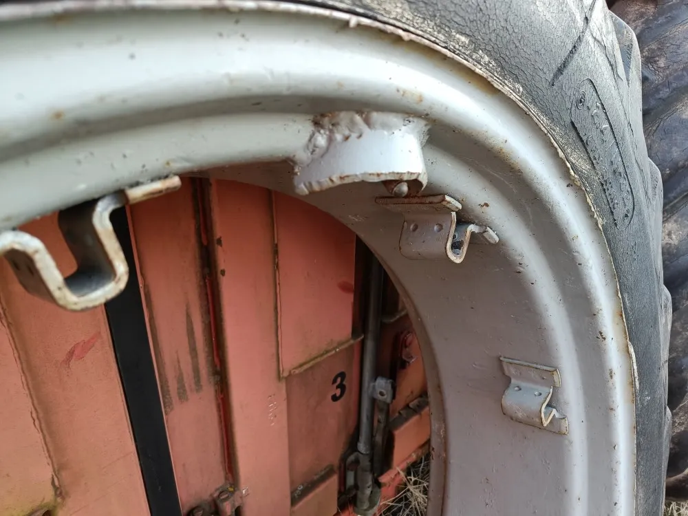 Traktorin renkaat 12.4x32 vannekehillä /