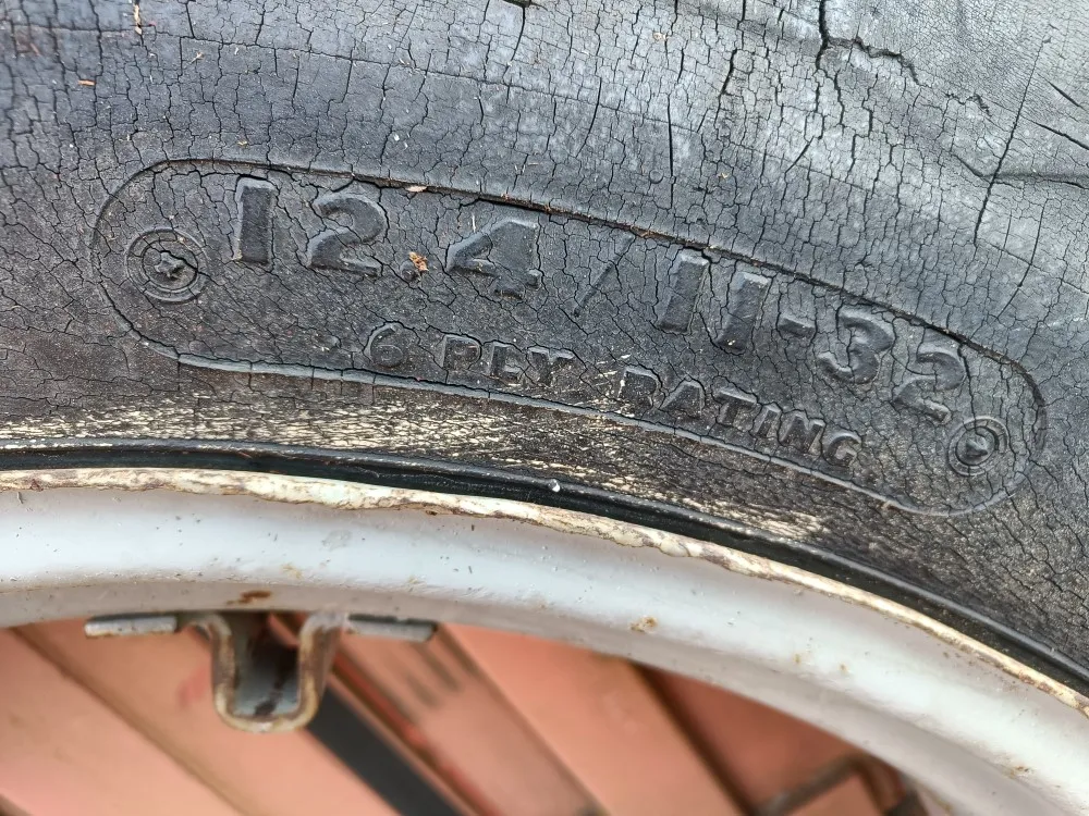 Traktorin renkaat 12.4x32 vannekehillä /