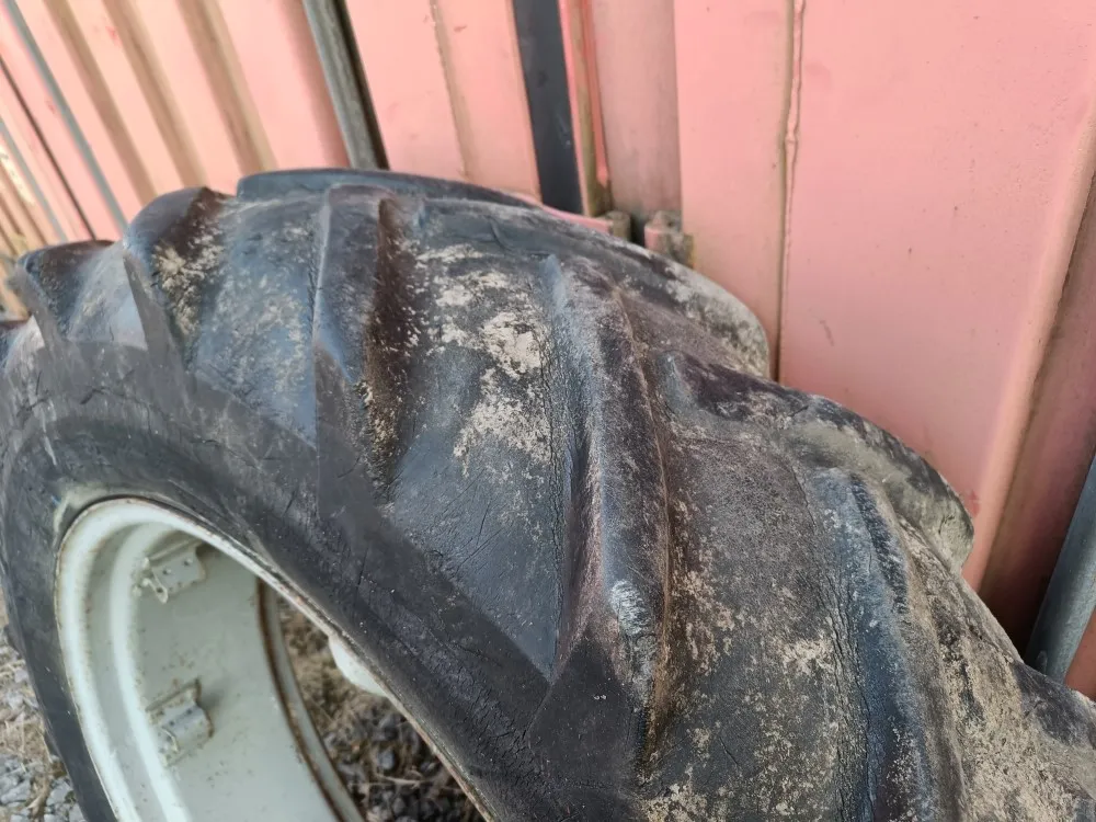 Traktorin renkaat 12.4x32 vannekehillä /